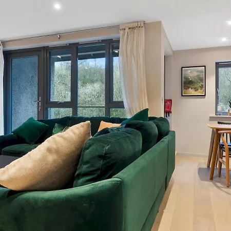 Exceptional 3 Bedroom River View - Pass The Keys *